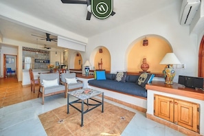 Apartment, 1 King-Bett, Balkon, Meerblick (606 Plaza Mar) | Wohnbereich
