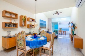 Condo, varias camas, balcón, vista al océano (Colibri 504) | 2 habitaciones, decoración personalizada y muebles diferentes 