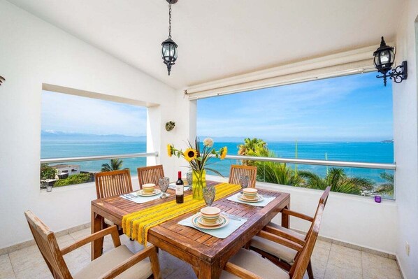 Condo, varias camas, balcón, vista al océano (Colibri 504) | Restaurante al aire libre