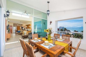 Condo, varias camas, balcón, vista al océano (Colibri 504) | Restaurante al aire libre