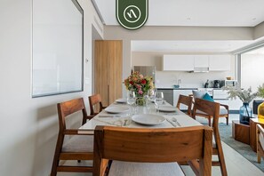 Apartamento, 2 camas de matrimonio, bañera de hidromasaje, vistas a la piscina (Maritima Golf 5J) | 2 dormitorios, decoración individual, mobiliario individual