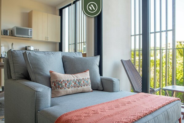 Studio, 1 Queen Bed, Kitchen, Ocean View (Makare 303) | Living area