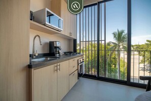 Estudio, 1 cama Queen size, cocina, vista al océano (Makare 303) | Cocina privada | Cafetera y tetera y comedor 