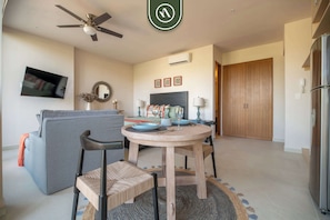 Studio, 1 Queen Bed, Kitchen, Ocean View (Makare 303) | Living area