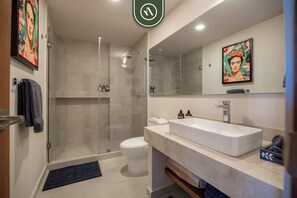 Studio, 1 Queen Bed, Kitchen, Ocean View (Makare 303) | Bathroom | Towels