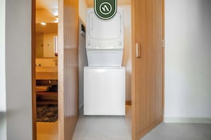 Studio, 1 Queen Bed, Kitchen, Ocean View (Makare 303) | Laundry