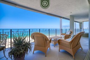 콘도, 침대(여러 개), 온수 욕조, 바다 전망 (Grand Venetian T2000 701) | 객실에서 보이는 전망