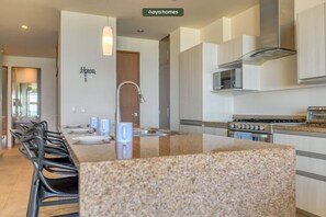 Private kitchen - Luxurious 3BR Condo Right Next to the Beach - King (Bucerías)
