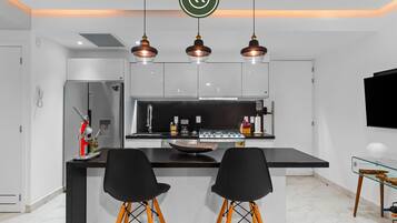 Departamento, 1 cama King size y sofá cama, cocina, vista al océano (DTerrace 405) | Cocina privada | Cafetera y tetera y comedor