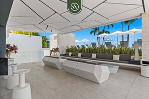 Appart'hôtel, 1 très grand lit et 1 canapé-lit, accès piscine, vue océan (DTerrace 405) | Terrasse/Patio