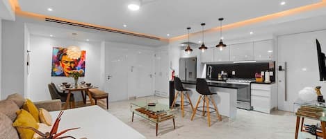 Condo, 1 cama King size y sofá cama, acceso a la alberca, vista al océano (DTerrace 405) | Área de sala de estar