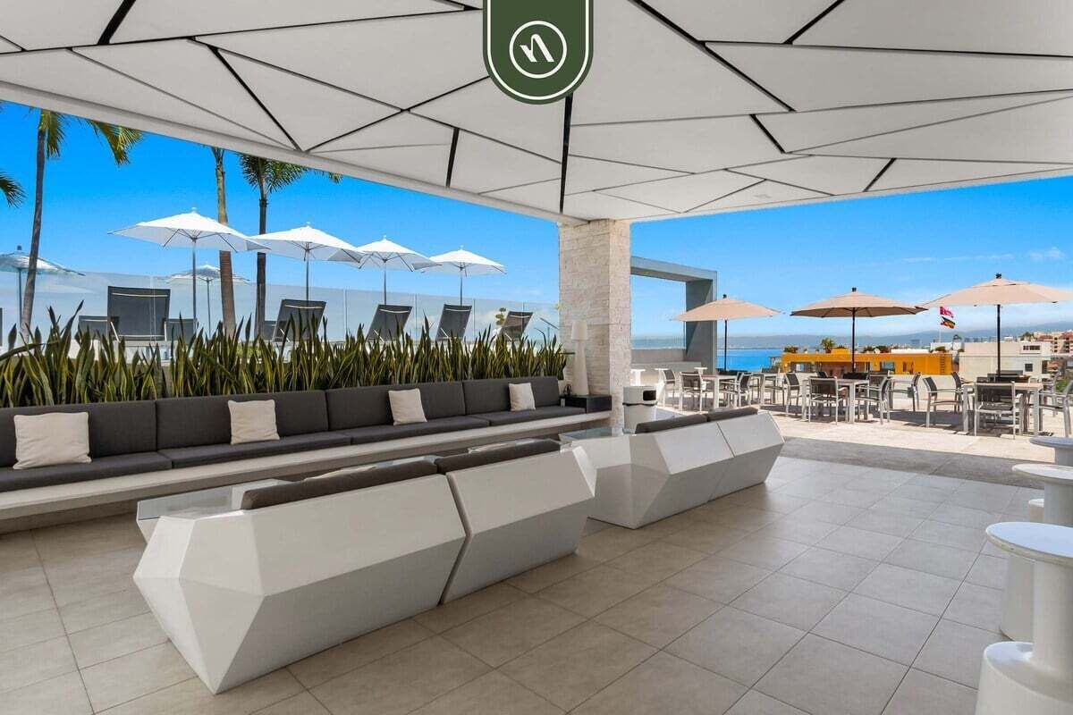 Condo, 1 cama King size y sofá cama, acceso a la alberca, vista al océano (DTerrace 405) | Restaurante al aire libre