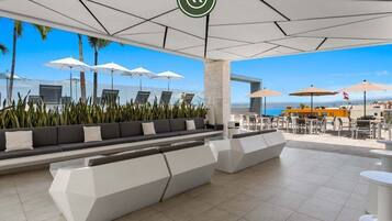 Condo, 1 cama King size y sofá cama, acceso a la alberca, vista al océano (DTerrace 405) | Restaurante al aire libre