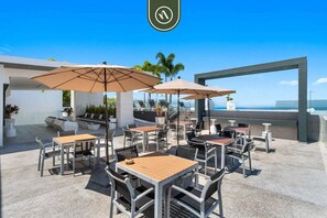 Appart'hôtel, 1 très grand lit et 1 canapé-lit, accès piscine, vue océan (DTerrace 405) | Restauration extérieure