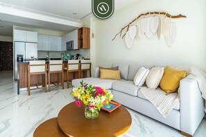 Appartement, Plusieurs lits, cuisine, vue sur la plage (Quinta San Miguel 503) | Aire de séjour | Téléviseur à écran plat de 42 po avec télévision numérique