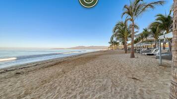 Una spiaggia nelle vicinanze