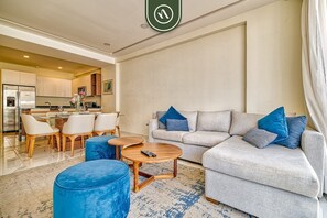 Condo, varias camas, balcón, vista a la alberca (Quinta San Miguel 502 T2) | Área de sala de estar