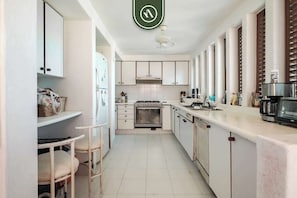 Casa, varias camas, cocina, vista al océano (Punta Ixtapa PH6) | Cocina privada | Cafetera y tetera y comedor