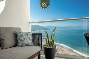 LÀgenhet - 1 kingsize-sÀng med bÀddsoffa - bubbelbad - havsutsikt (Harbor 171 North Tower 804) | Utsikt frÄn rummet