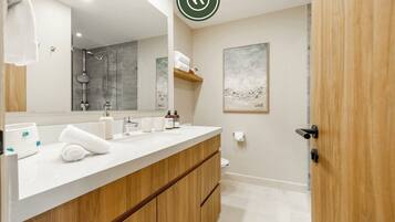 Condo, 1 King Bed with Sofa bed, Jetted Tub, Ocean View (Harbor 171 North Tower 804) | Bathroom | Towels