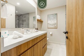 Condo, 1 cama King size y sofá cama, hidromasaje, vista al océano (Harbor 171 North Tower 804) | Baño | Toallas