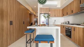 Condo, 1 cama King size y sofá cama, hidromasaje, vista al océano (Harbor 171 North Tower 804) | Cocina privada