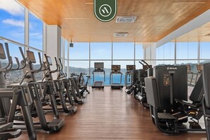 Condo, 1 cama King size y sofá cama, hidromasaje, vista al océano (Harbor 171 North Tower 804) | Sala de fitness