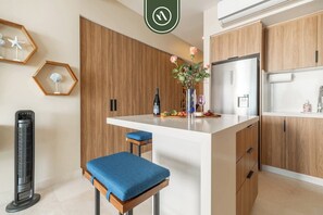 Condo, 1 cama King size y sofá cama, hidromasaje, vista al océano (Harbor 171 North Tower 804) | Interior