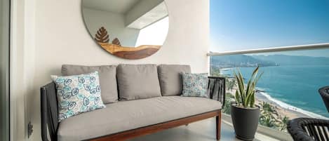 Appartement, 1 kingsize bed met slaapbank, bubbelbad, uitzicht op zee (Harbor 171 North Tower 804) | Woonruimte