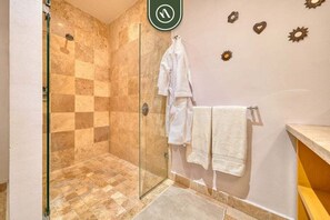 Apartment, Mehrere Betten, Poolzugang, Strandblick (Taheima 2202) | Badezimmer | Handtücher
