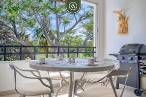 Leilighet, flere senger, kjøkken, strandutsikt (Taheima 2202) | Utendørsservering