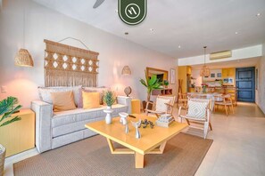 Leilighet, flere senger, kjøkken, strandutsikt (Taheima 2202) | Oppholdsområde | En 42-tommers Flatskjerm-TV med digitale kanaler