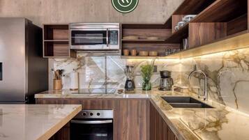 Casa, varias camas, cocina, vista a la ciudad (Felix Diaz 3B) | Cocina privada | Cafetera y tetera y comedor