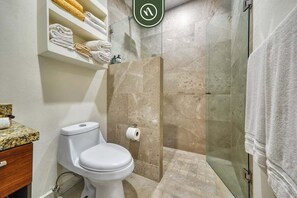 开间, 1 张特大床和 1 张沙发床, 热水浴缸, 海滩景观 (Nayri Life Spa 206) | 浴室 | 毛巾