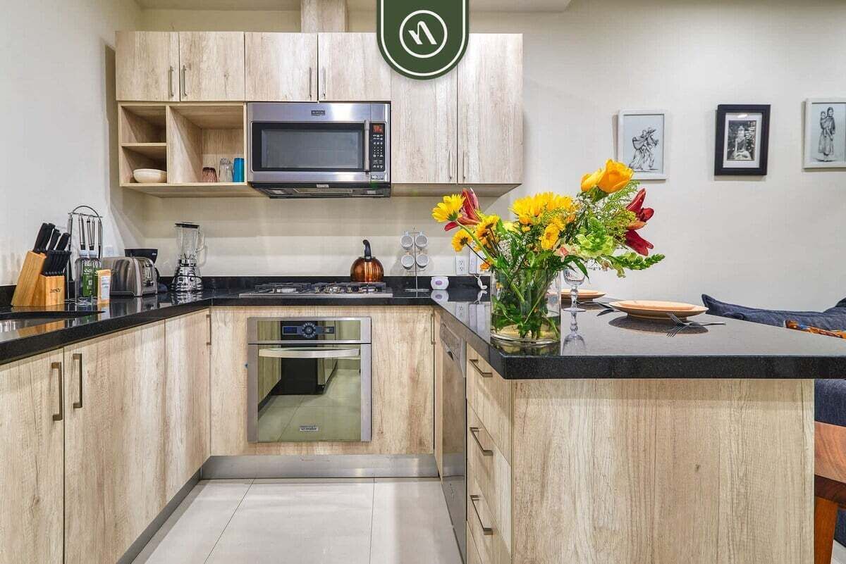 Suite studio, 1 très grand lit et 1 canapé-lit, baignoire à remous (Nayri Life Spa 206) | Cuisine privée | Bouilloire électrique