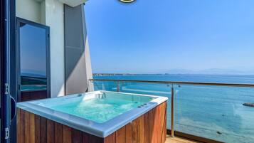 Departamento, varias camas, cocina, vista al océano (Bahiban 404) | Tina de hidromasaje al aire libre