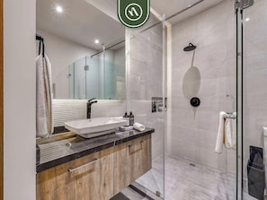 Appartement, plusieurs lits, terrasse, vue océan (Bahiban 404) | Salle de bain | Serviettes fournies