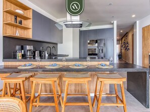 Departamento, varias camas, cocina, vista al océano (Bahiban 404) | Cocina privada | Cafetera y tetera 