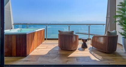 Luxury Oceanfront 3 BR Condo With Balcony
