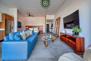 Studio, 1 King Bed, Pool Access, City View (Oasis-810) | Living area