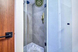 Studio - 1 kingsize-säng - tillgång till pool - utsikt mot staden (Oasis-810) | Badrum | Handdukar