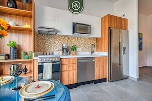 Estudio, 1 cama King size, acceso a la alberca, vista a la ciudad (Oasis-810) | Cocina privada