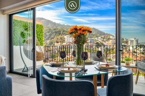 Studio, 1 suuri parisänky, keittiö, kaupunkinäköala (Oasis-810) | Ruokailu