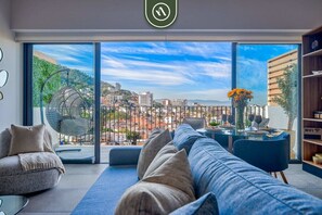 Studio, 1 King Bed, Pool Access, City View (Oasis-810) | Living area