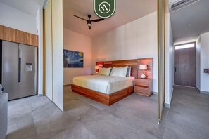 Studio, 1 King Bed, Pool Access, City View (Oasis-810)