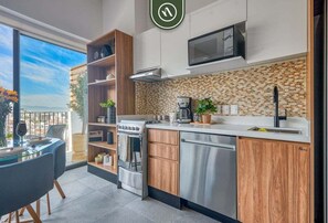 Studio, 1 King Bed, Pool Access, City View (Oasis-810) | Private kitchen