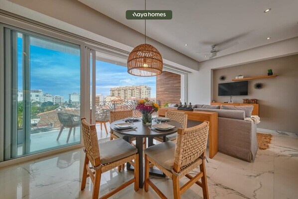 Apartment, 1 King Bed with Sofa bed, Kitchen, Ocean View (Dsire 402) | Dining