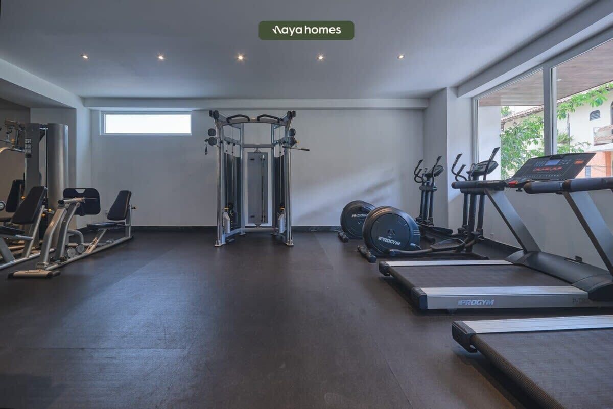 Ett gym med löpband, crosstrainers och styrketräningsutrustning.