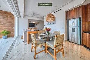 Appartement, 1 trĂšs grand lit et 1 canapĂ©-lit, cuisine, vue sur lâocĂ©an (Dsire 402) | IntĂ©rieur