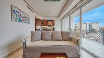 Departamento, 1 cama King size y sofá cama, cocina, vista al océano (Dsire 402) | Área de sala de estar | Televisión de pantalla plana de 42 pulgadas con canales digitales